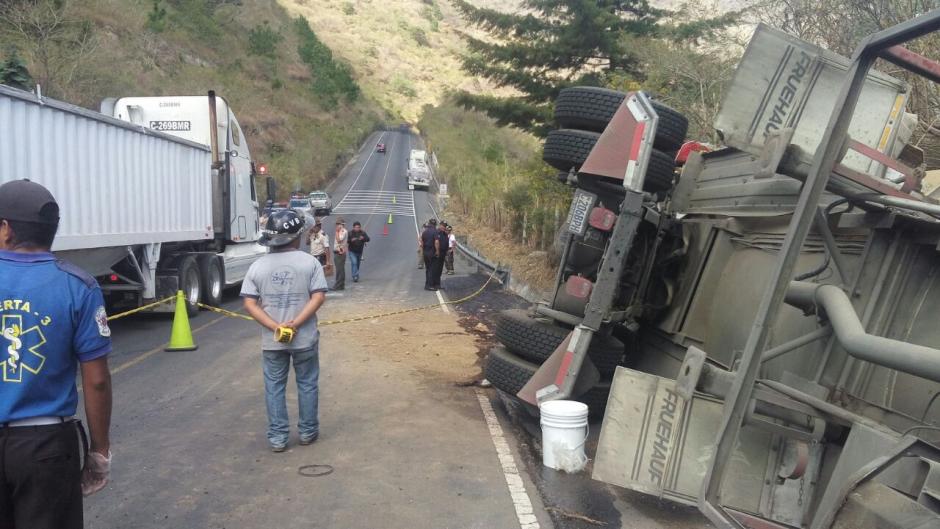 El conductor de la pipa de combustible perdi&oacute; la vida. (Foto: Dalia Santos/Tr&aacute;nsito PNC) 