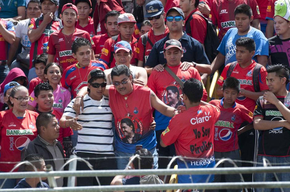Marlon Puente, "Pirulo", fue aplaudido por los aficionados de la porra roja al ingresar al Estadio, pero tambi&eacute;n recibi&oacute; una buena rechifla en redes sociales. (Foto: &Aacute;lvaro Yool/Nuestro Diario)&nbsp;