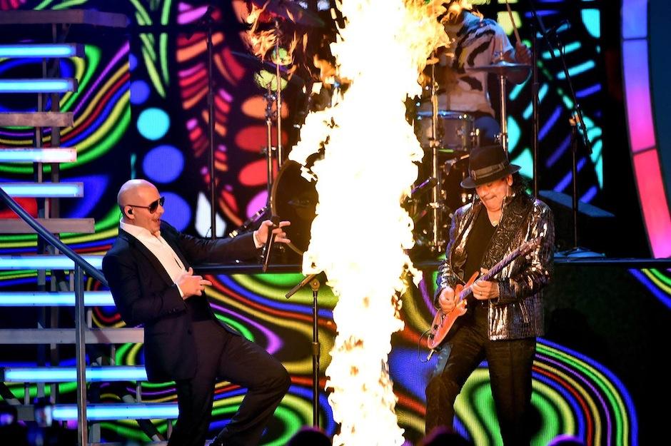 Pitbull y Santan sorprendieron uniendo sus diferentes estilos en la escena de los Latin Grammy. (Foto: Latin Grammy oficial)&nbsp;
