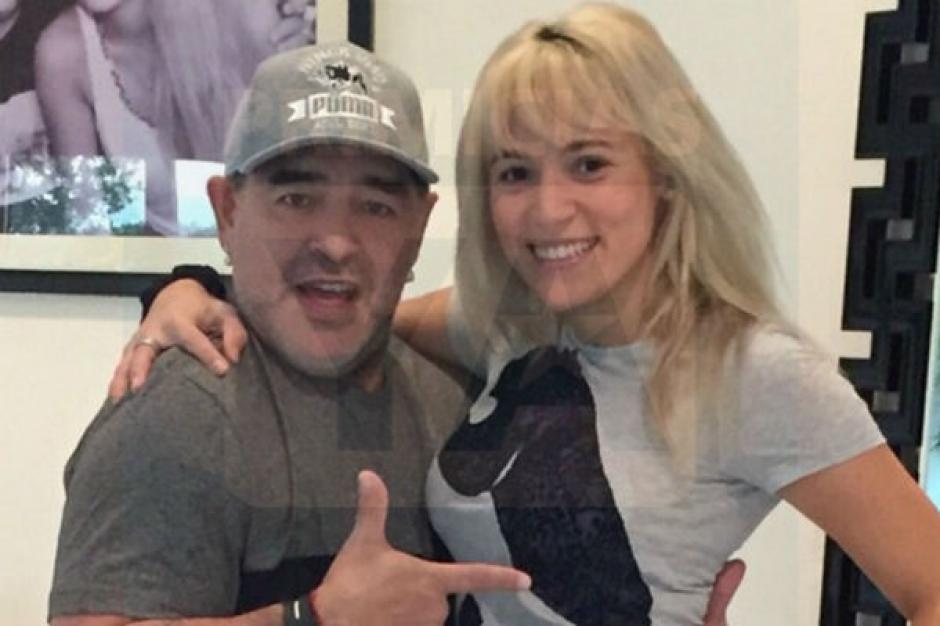 El argentino posa junto a su novia, quien es 30 años más joven que él. (Foto: Primicia Ya)