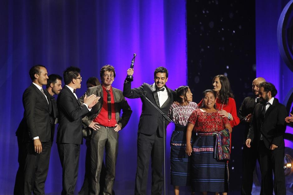 Jayro Bustamante recibe el galard&oacute;n a Mejor &Oacute;pera Prima en los Premios Ixcanul. (Foto: Juan Ignacio Mazzoni/EFE)