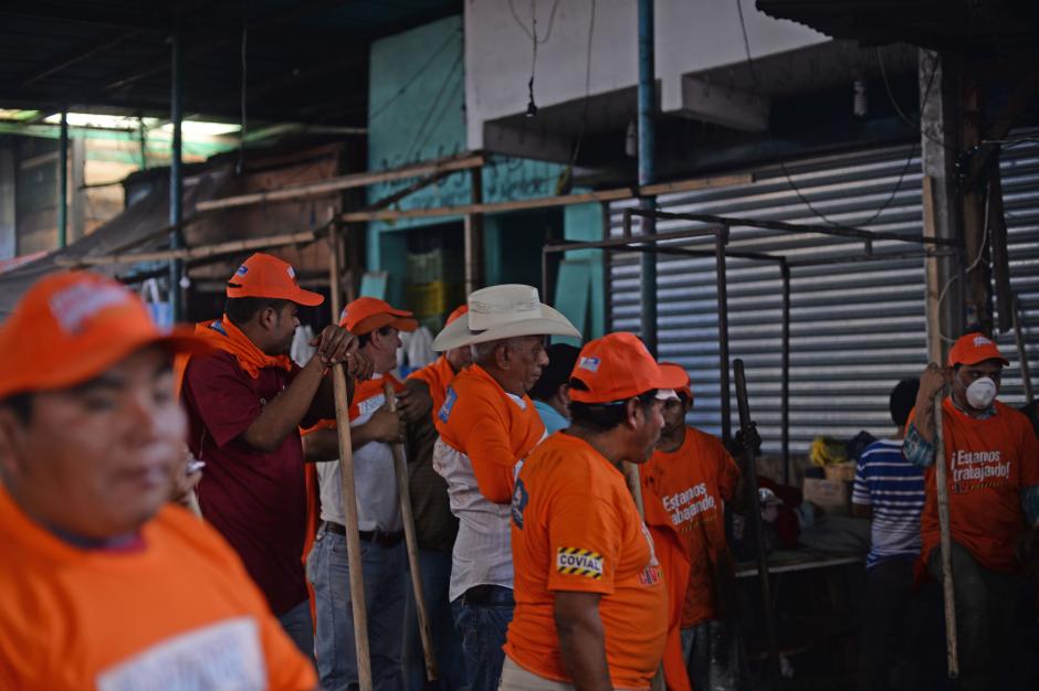 Los empleados contratados para recoger escombros en La Terminal recibieron gorras y playeras naranja. (Foto: Esteban Biba/Soy502)&nbsp;