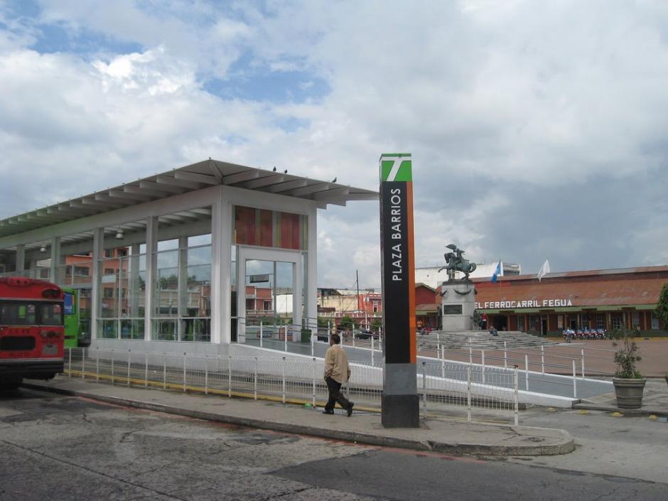 Desde tempranas horas de este jueves, de nuevo los usuarios podr&aacute;n abordar el Transmetro en la estaci&oacute;n de La Plaza Barrios. (Foto: panoramio.com)&nbsp;