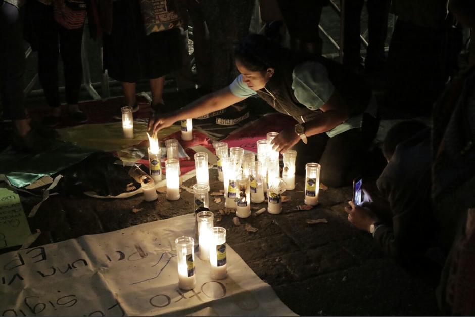 En la Plaza Central durante 9 d&iacute;as consecutivos un altar se ha mantenido por las v&iacute;ctimas. (Foto: Alejandro Balan/Soy502) 