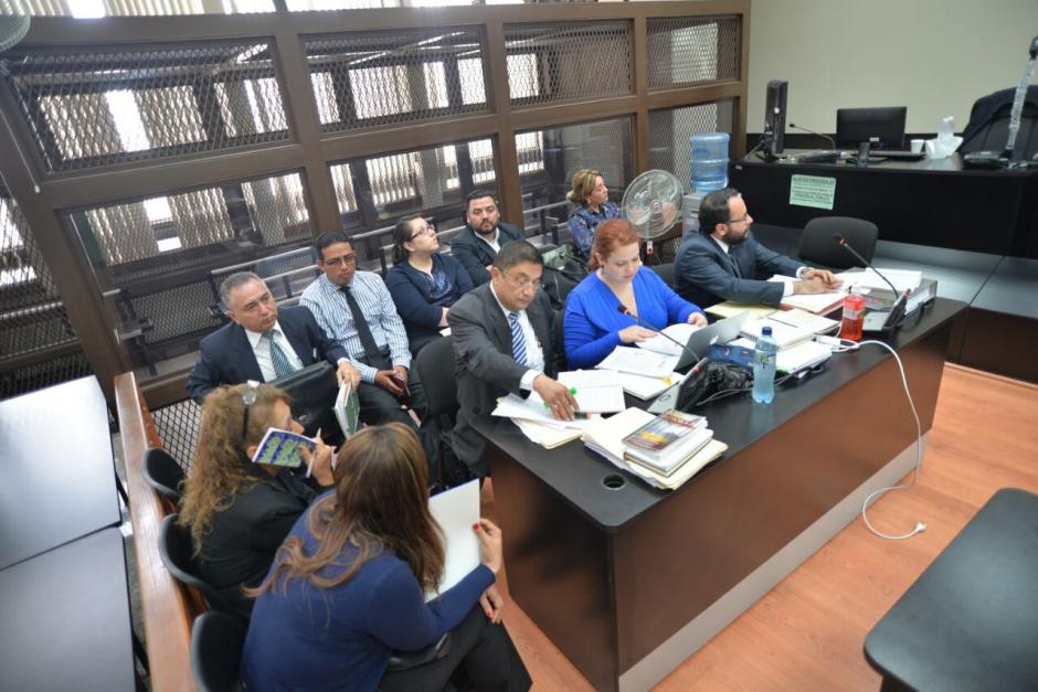 Los primeros cinco exempleados sindicados por plazas fantasma en el Congreso acudieron a la Torre de Tribunales. (Foto: Wilder L&oacute;pez/Soy502)