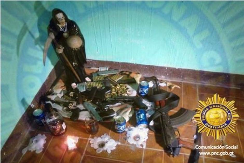 Los agentes de polic&iacute;a localizaron en el interior de la vivienda el cad&aacute;ver de una persona, un altar a la santa muerte y armas de fuego. (Foto: &nbsp;PNC)