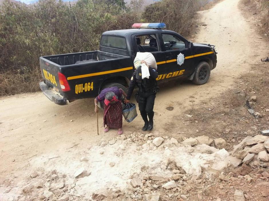 La actitud del agente de la PNC ha sido aplaudida en las redes sociales. (Foto: Facebook/PNC San Andrés Sajcabajá)