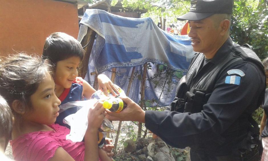 Los agentes de la PNC regalaron juguetes a los ni&ntilde;os. (Foto: PNC)