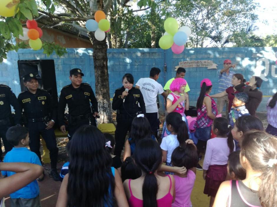 En Escuintla, los agentes de la PNC organizaron una actividad con pintacaritas. (Foto: PNC)