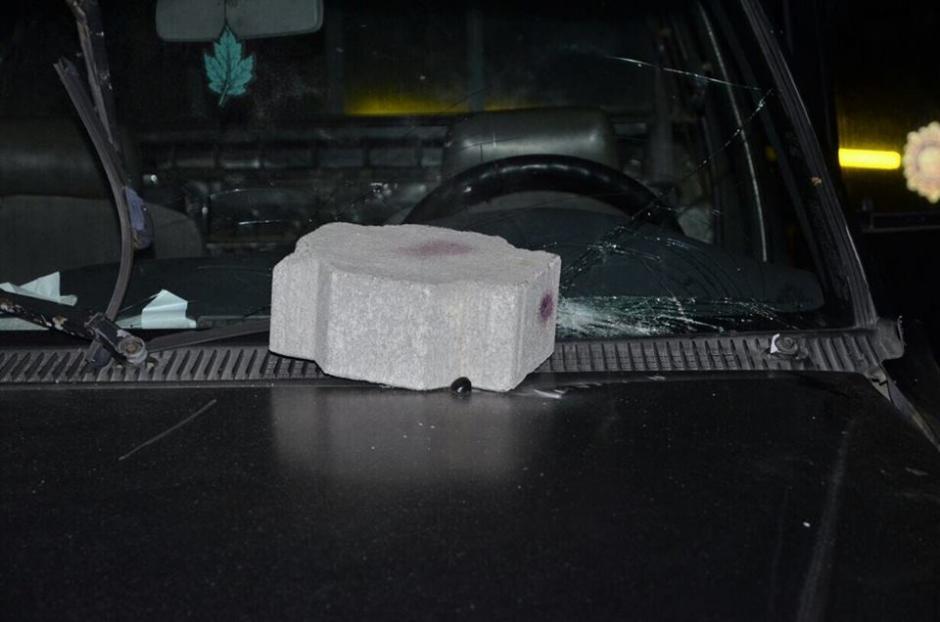 Los agentes fueron recibidos con adoquines. (Foto: Stereo 100/Facebook)