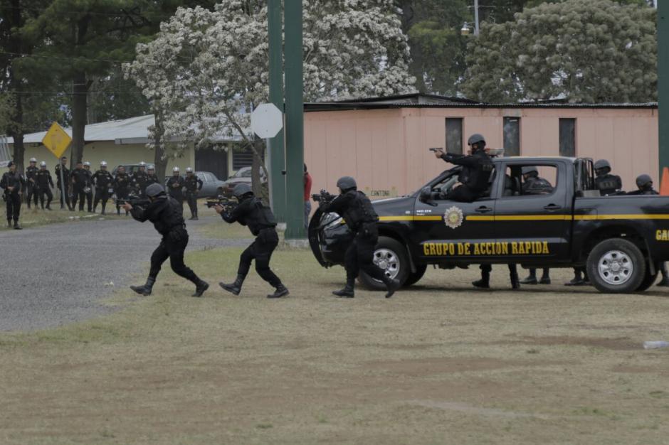 Los congresistas visitaron la academia de la PNC este domingo. (Foto: Alejandro Bal&aacute;n/Soy502)