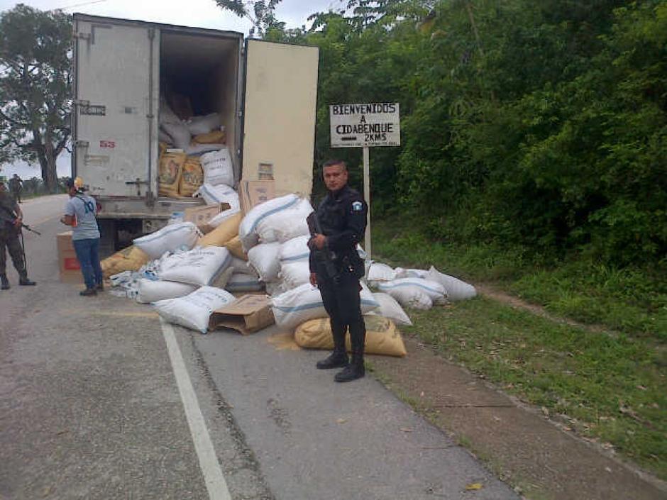 Los agentes de la PNC descubrieron el producto que era transportado de forma ilegal procedente de Belice. (Foto: Polic&iacute;a Nacional Civil)