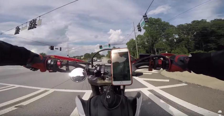 El piloto mantendr&aacute; la atenci&oacute;n en el tr&aacute;fico mientras el cazador va buscando los pok&eacute;mones. (Foto: Daily motos)