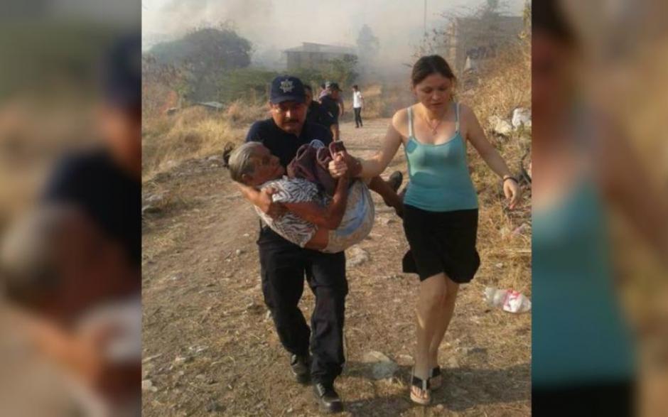 Un polic&iacute;a mexicano se ha convertido en h&eacute;roe por este acto. (Foto: CNN)&nbsp;