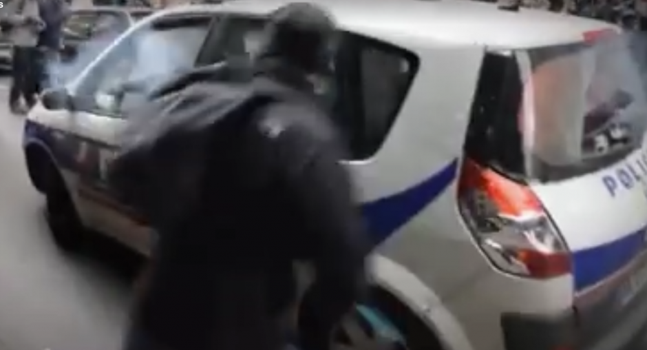 Un polic&iacute;a es atacado por manifestantes en Francia. (Captura de pantalla de RT)