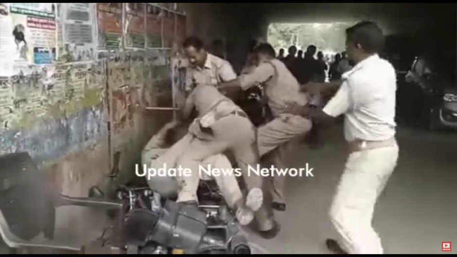 Los polic&iacute;as fueron captados en una de las calles de la India. (Foto: Tomado de YouTube)
