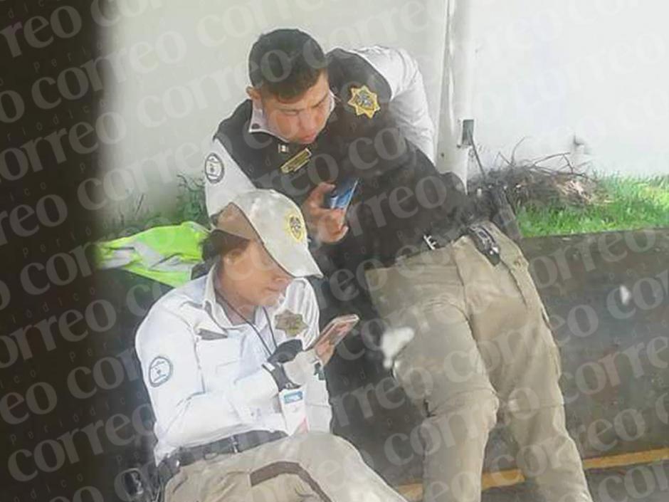 Las fotograf&iacute;as tomadas por el peri&oacute;dico Correo muestran a la pareja en primera instancia chateando. (Foto: Correo)