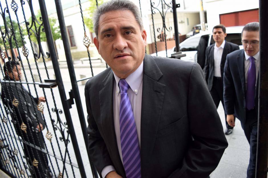 Roberto Alejos, diputado de TODOS y candidato a la presidencia, a la entrada de Casa Presidencial junto al Secretario General del Partido, Felipe Alejos. (Foto: Alexis Batres/Soy502)