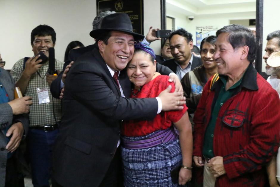 La premio Nobel de la Paz, Rigoberta Mench&uacute;, acompa&ntilde;&oacute; al diputado de Winaq durante la diligencia. (Foto: Alejandro Bal&aacute;n/Soy502)