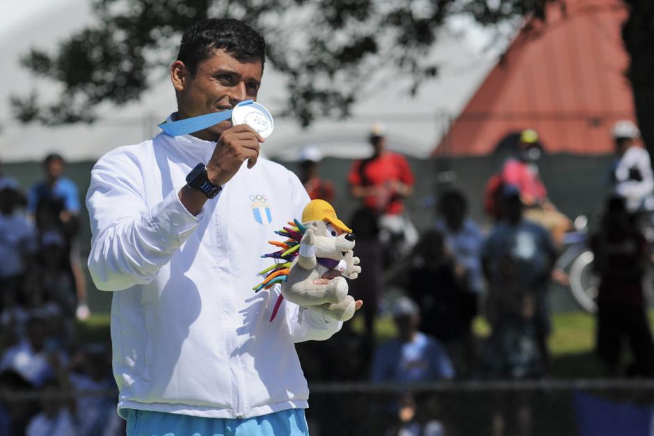 Barrondo muestra orgulloso la medalla de plata que gan&oacute; en los Juegos Panamericanos de Toronto 2015. (Foto: Pedro Mijangos/Soy502)