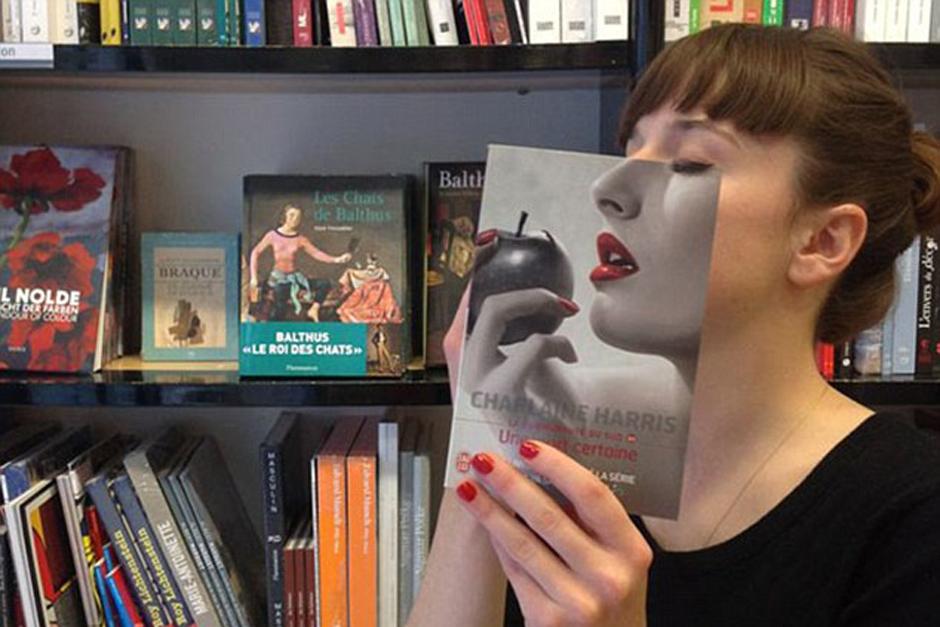 Un elegante libro para una mujer que hasta supo combinar el color de sus u&ntilde;as con la portada del libro. (Foto: dailymail.co.uk)