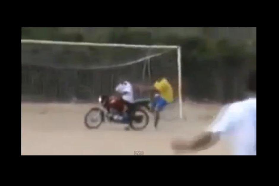 El guardameta subido en una motocicleta marc&oacute; un hecho ins&oacute;lito en la historia del f&uacute;tbol. (Foto: YouTube)