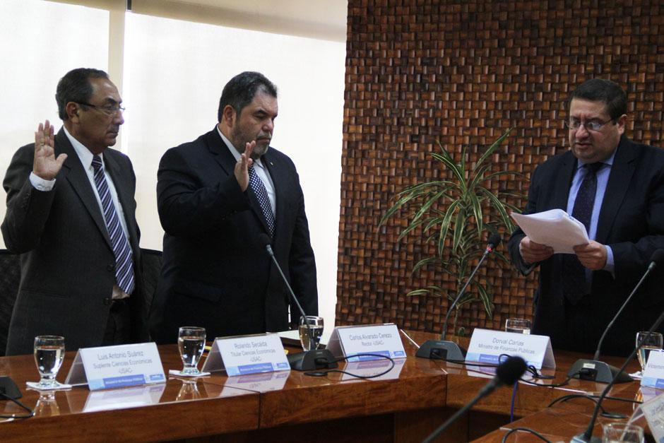 El ministro de Finanzas, Dorval Carías (derecha), juramenta a los miembros de la comisión que tendrán a su cargo entregar una nómina de 8 candidatos en los próximos tres meses para sustituir a cuatro integrantes del Directorio de la SAT. (Foto: Alexis Batres/Soy502)