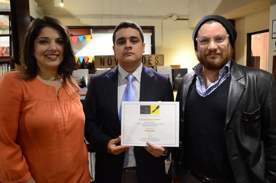 Hansel Espinoza recibi&oacute; el IV premio centroamericano de cuento Mario Monteforte Toledo de la mano de Regina Toledo y Juan Pensamiento. (Foto: Selene Mej&iacute;a/Soy502)&nbsp;