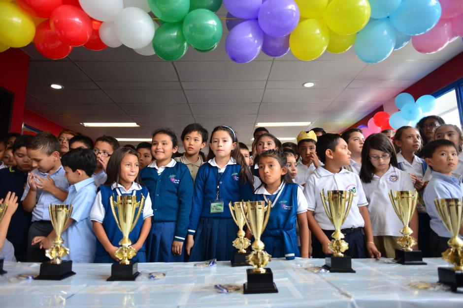 Los ni&ntilde;os esperan ansiosos la premiaci&oacute;n en el campeonato de matem&aacute;ticas. (Foto: Jes&uacute;s Alfonso/Soy502)