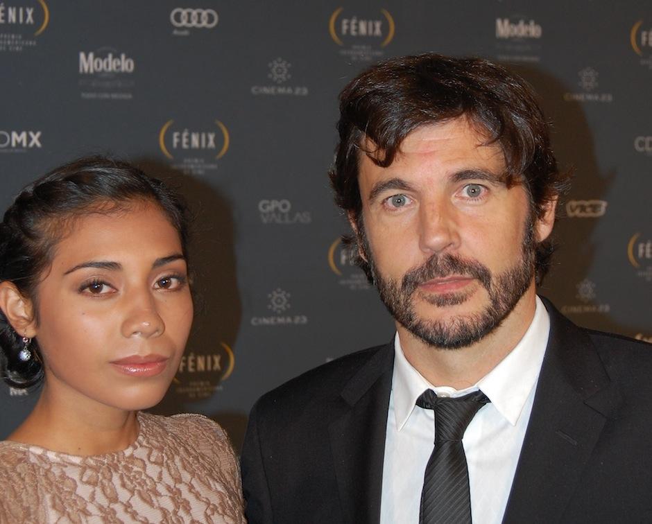 La actriz guatemalteca Karen Mart&iacute;nez, acompa&ntilde;a al director espa&ntilde;ol Diego Quemada-D&iacute;ez, a su llegada a los Premios F&eacute;nix. (Foto: Gonzalo Lira/Soy502)&nbsp;