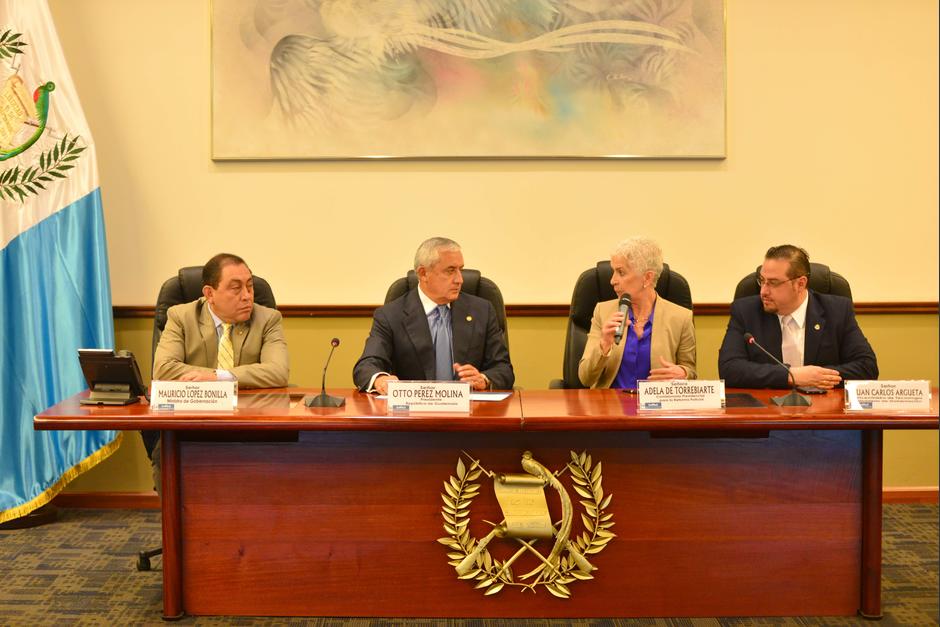 En la presentaci&oacute;n participaron el ministro de Gobernaci&oacute;n, Mauricio L&oacute;pez; el presidente Otto P&eacute;rez; la comisionada para la Reforma Policial, Adela de Torrebiarte; y el viceministro de Tecnolog&iacute;a, Carlos Argueta. (Foto Jes&uacute;s Alfonso/Soy502)