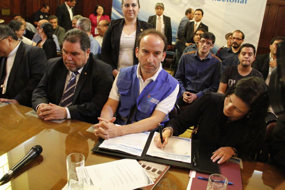 Durante la firma del documento, los representantes de diversos sectores del país dijeron estar dispuestos a presentar las reformas necesarias para mejorar la situación política. (Foto: Fredy Hernández/Soy502)