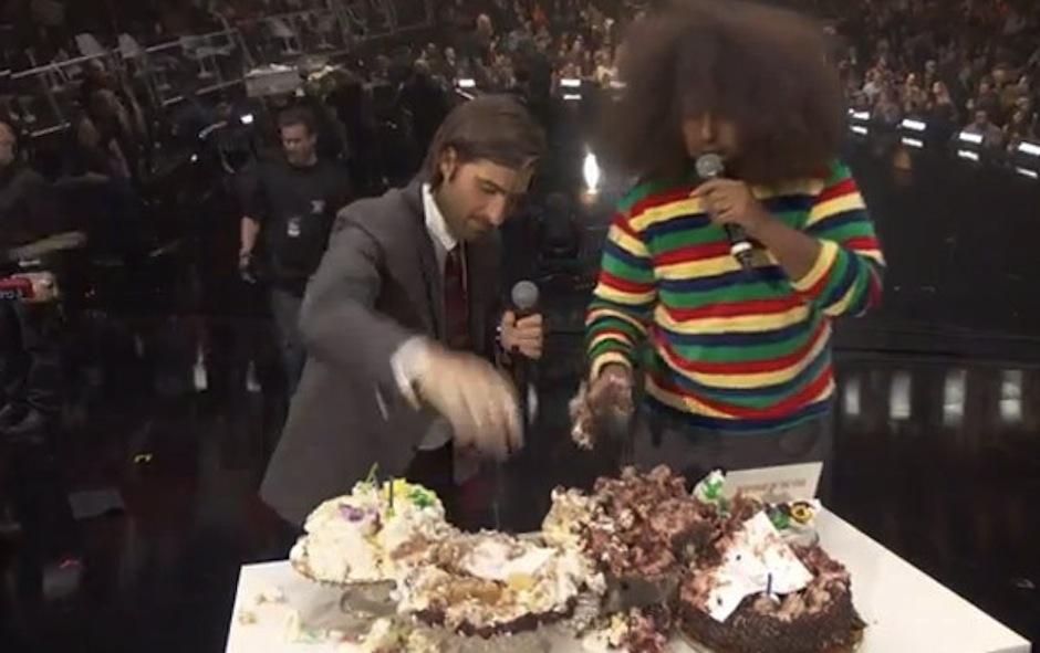 Jason Schwartzman y Reggie Watts fueron los presentadores de la gala. Los artistas presentaron a los ganadores de cada categor&iacute;a de formas muy originales como esta: dentro de un pastel. (HollywoodLife)