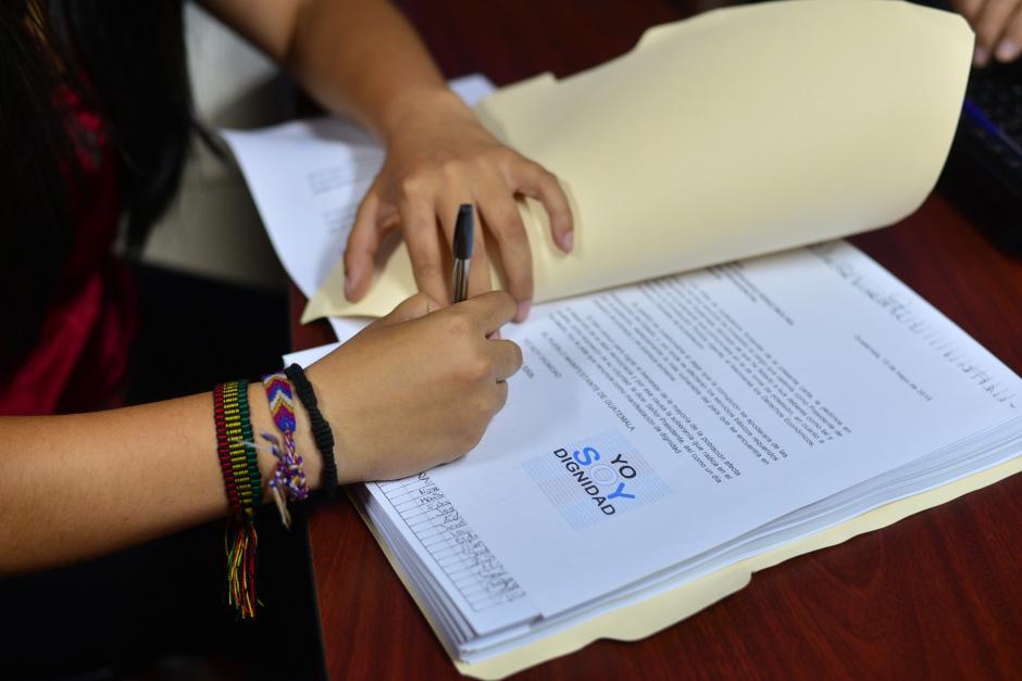 El Movimiento "Yo Soy Dignidad" present&oacute; m&aacute;s de 7 mil firmas para pedir la renuncia de Otto P&eacute;rez Molina. (Foto: Wilder L&oacute;pez/Soy502)