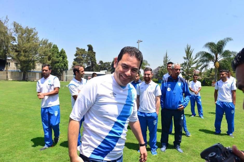 Jimmy Morales salió también a los espacios para jugar fútbol en la Federación. (Foto: Jesús Alfonso/Soy502)