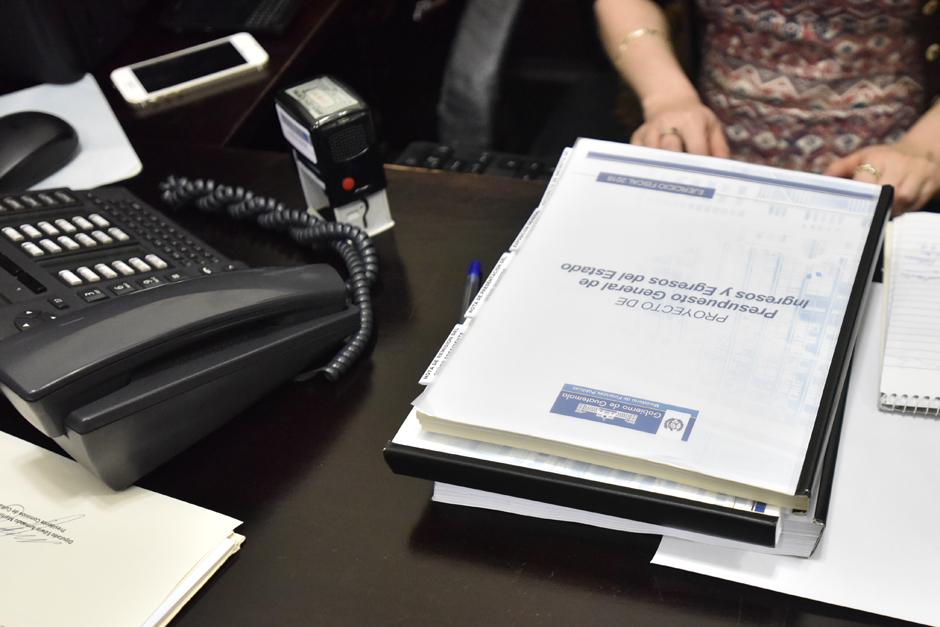 Al terminar la sesión plenaria de este martes, luego que se le quitara la inmunidad al presidente Otto Pérez, el Congreso recibió el Proyecto de Presupuesto para 2016, sin bombos ni platillos. (Foto: Luis Lima/Nuestro Diario)