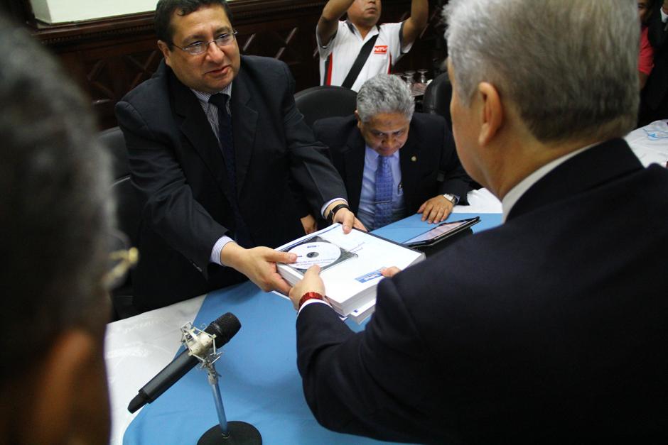 El ministro de Finanzas, Dorval Carías, presentó este miércoles el proyecto de Presupuesto al presidente del Congreso, Luis Rabbé. (Foto: Alexis Batres/Soy502)