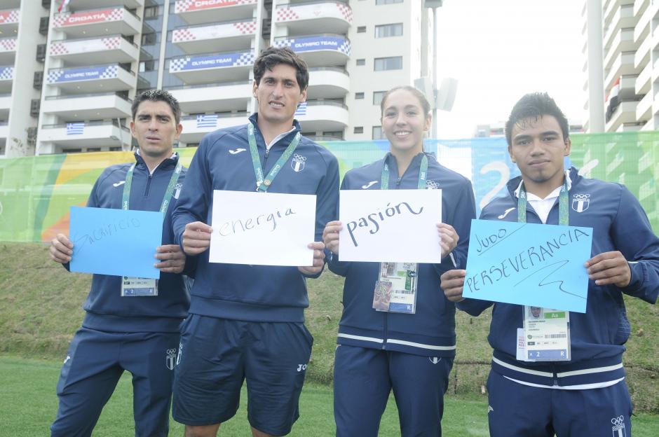 Manuel Rodas, Juan Ignacio Maegli, Valerie Gruest y Jos&eacute; Ramos, formaron la bandera de Guatemala, con una palabra significativa que los identifica. (Foto: Aldo Mart&iacute;nez/Enviado de Nuestro Diario)