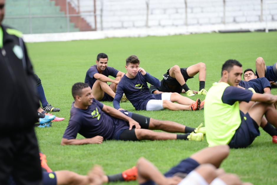 Los jugadores de Antigua hicieron su &uacute;ltima pr&aacute;ctica en el estadio Pensativo; donde se definir&aacute; al campe&oacute;n del Torneo Apertura 2015. En la ida gan&oacute; Guastatoya 2-1. (Foto: Sergio Mu&ntilde;oz/Nuestro Diario)