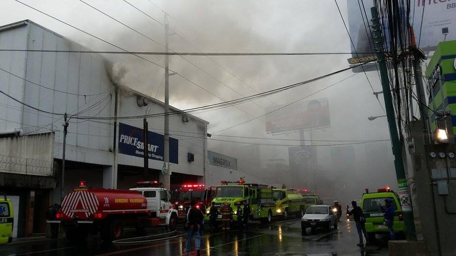 Bomberos lograron controlar el incendio en las bodegas de Pricesmart, en la zona 10. Paso cerrado en la 20 calle de la zona 10, congestionamiento en bulevar Los Pr&oacute;ceres. (Foto: Nuestro Diario)