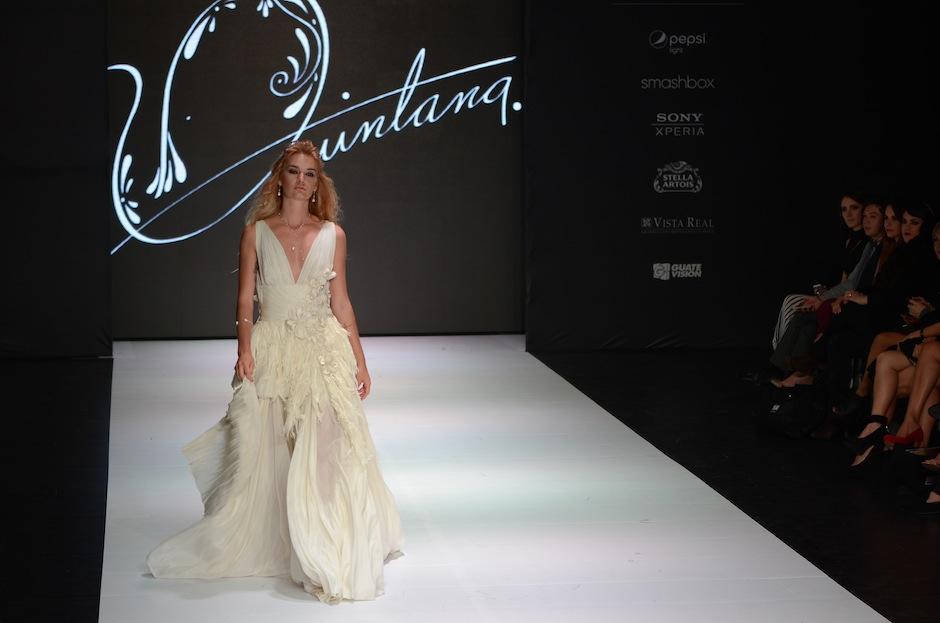 Juan Carlos Quintana presentó una colección romántica y con el glamur del pasado. (Foto: Selene Mejía/Soy502)&nbsp;