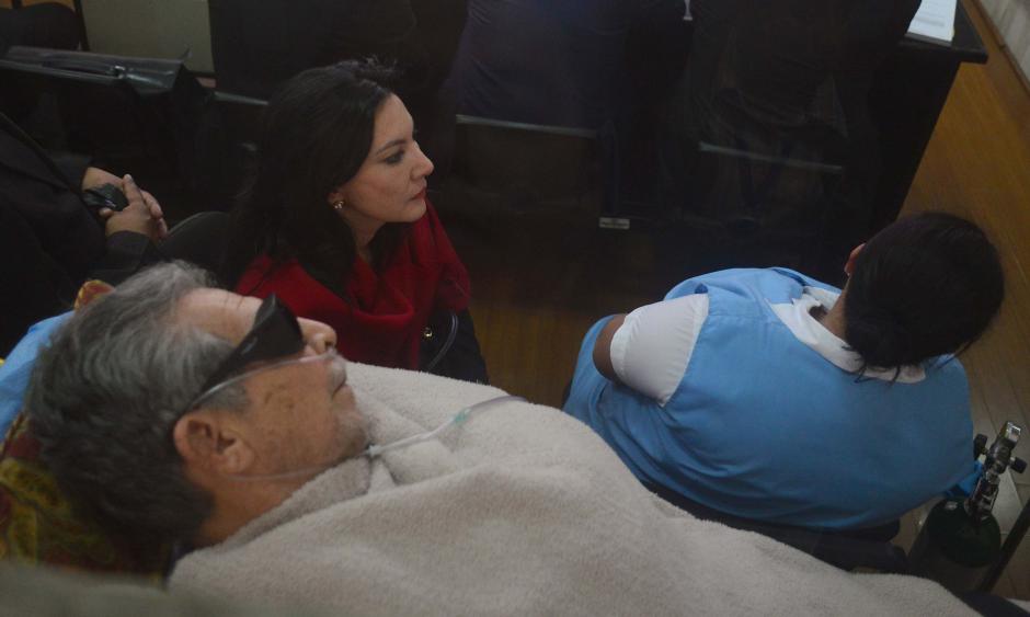 Zury Ríos siempre estuvo junto a su padre, durante la audiencia, la cual fue suspendida luego de que a Efraín Ríos Montt se le ordenara llegar al juzgado. (Foto: Jesús Alfonso/Soy502)