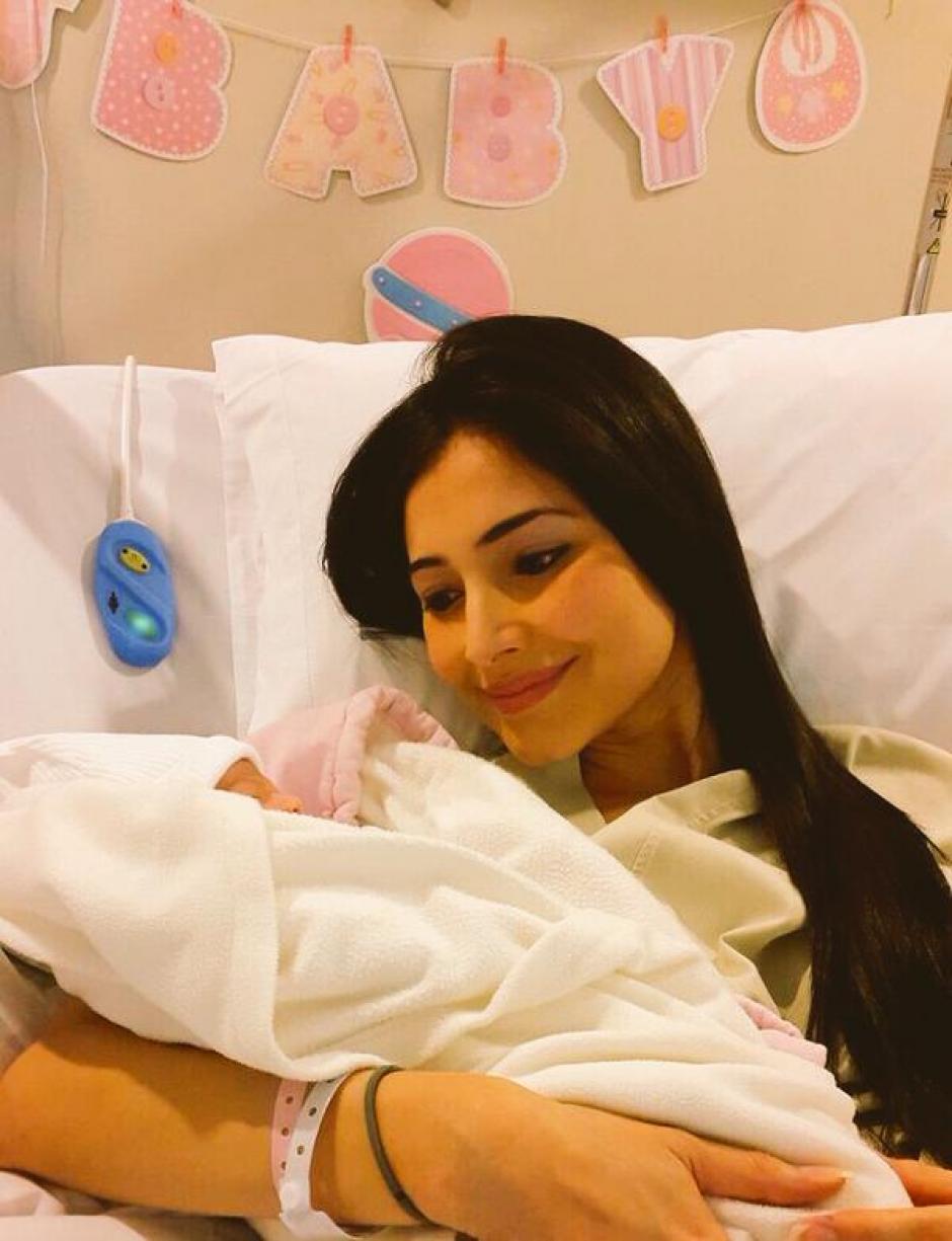 La presentadora de noticias no esperó a salir del hospital para que sus seguidores conozcan a su pequeña hija. (Foto: Twitter @MASSIELCARRILLO)