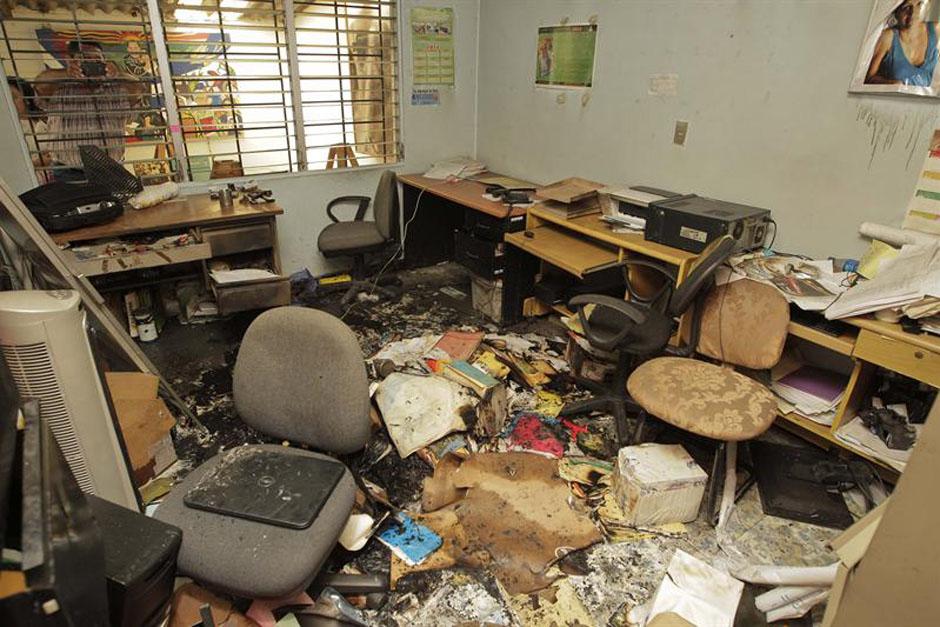 Distintos grupos sociales de El Salvador repudiaron el ataque a la Organizaci&oacute;n No Gubernamental ProB&uacute;squeda que sufriera este jueves. Fuente: (Roberto Escobar/EFE)