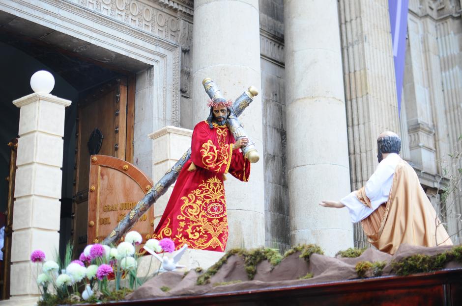 Jes&uacute;s Nazareno de la Capellan&iacute;a militar ingresa a Catedral Metropolitana (Foto: Alejandro Bal&aacute;n/Soy502)