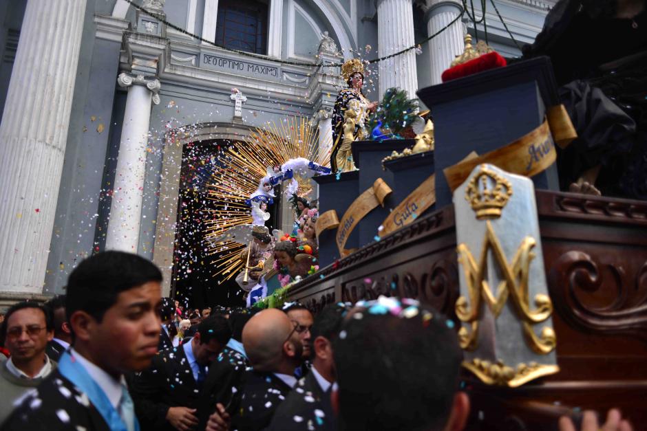 La Virgen de la Inmaculada Concepci&oacute;n sale del templo de San Francisco, en la zona 1 de la capital, para recorrer las calles del Centro Hist&oacute;rico. (Foto: Jes&uacute;s Alfonso/Soy502)