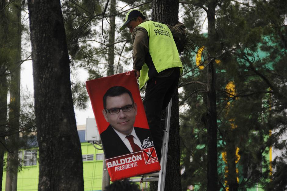 La propaganda del partido Lider fue retirada de &aacute;rboles ubicados en el bulevar &nbsp;Vista Hermosa, zona 15. (Foto: Rolando Alvarado/Soy502)