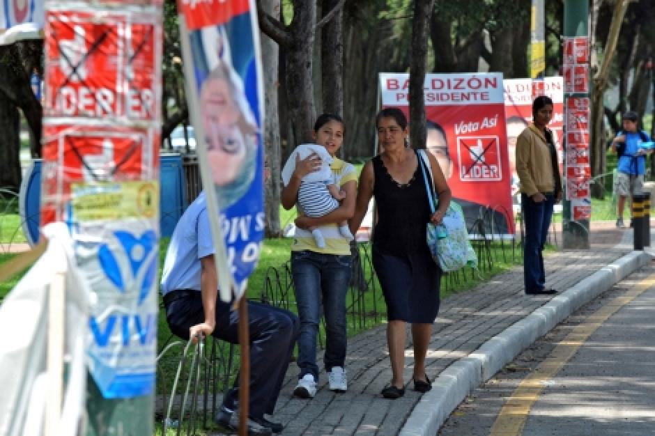 La propaganda electoral que est&eacute; causando da&ntilde;os en &aacute;reas verdes y que est&eacute; mal colocada ser&aacute; retirada por la Municipalidad de Guatemala. (Foto: AFP)&nbsp;