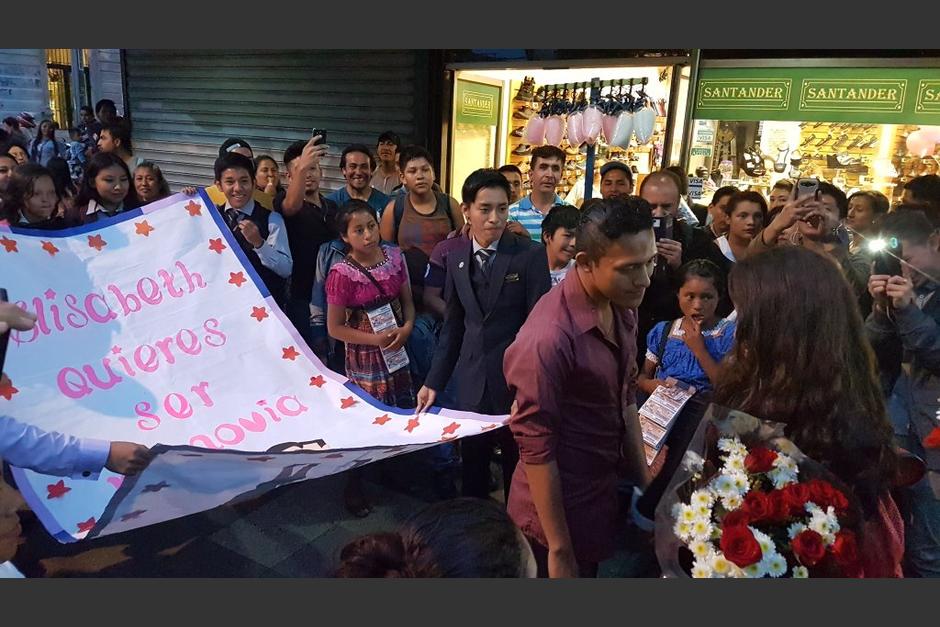 Con un cartel, un joven le propuso noviazgo a "Elizabeth" en la zona 1 capitalina. (Foto: @Ronald_MacKay)