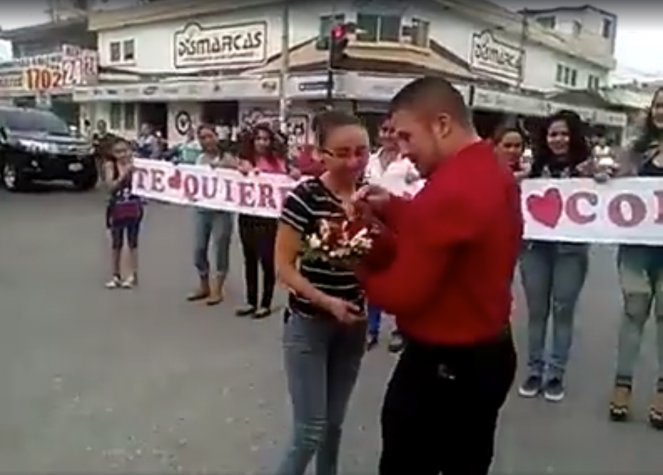 La propuesta de matrimonio se viraliza en las redes sociales. (Captura de video en Facebook Izabal Informativo)